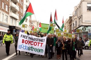 The Jews for Boycotting Israeli Goods banner was prominent on the demonstration in Brighton where Sodastream is promoted by the Israeli-owned Ecostream shop.